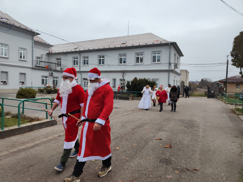 Dnes prišiel na 1 a 3 budovu Mikuláš so svojimi vernými pomocníkmi | obrázok č.: 1 