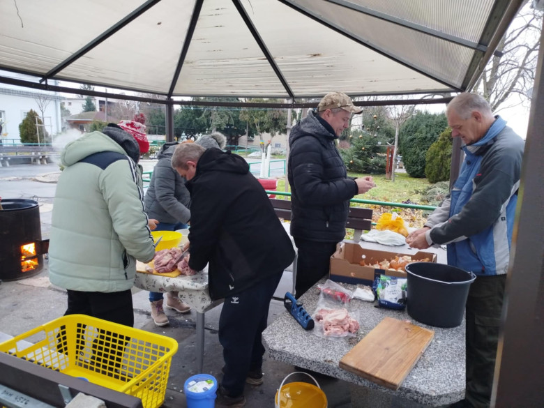 Vianočná kapustnica a vystúpenie predškolákov z MŠ Báhoň | obrázok č.: 1 